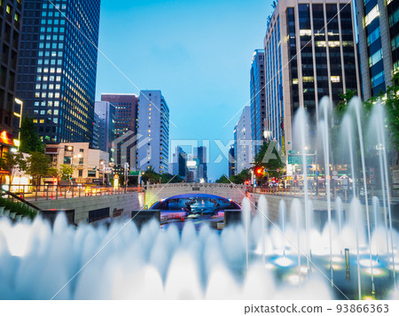 Seoul Cheonggyecheon in summer Evening night view 93866363