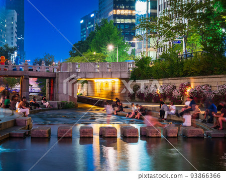 Seoul, Cheonggyecheon in summer *partially soft focus 93866366