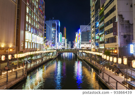大阪南，道頓堀川，新惠比壽橋的夜景 93866439