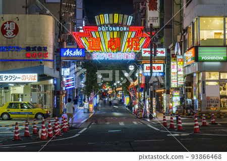 大阪南，道頓堀2丁目商店街在晚上 93866468