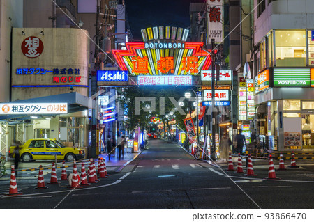 大阪南,道頓堀2丁目商店街在晚上 大阪南,道頓堀2丁目商店街在晚上 93866470