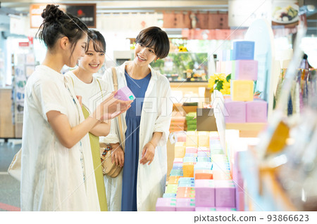 Girls' trip shopping trip 93866623
