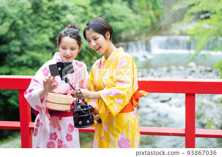 Hot spring trip, smartphone, yukata Hot spring trip, smartphone, yukata 93867036
