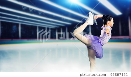 小女孩花樣滑冰在溜冰場上 93867131