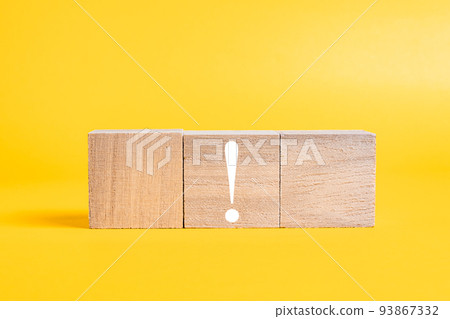 [背景材料] 三個木塊和一個驚喜標記 93867332