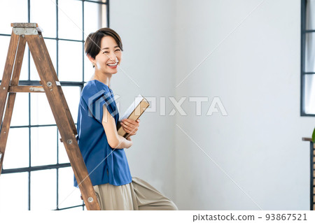 一個女人拿著一本書 一個女人拿著一本書 93867521