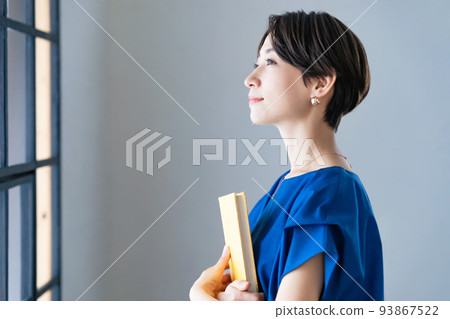 一個女人拿著一本書 一個女人拿著一本書 93867522