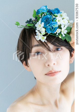 一個戴著花冠的女人的美麗形象 93867530