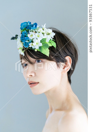 一個戴著花冠的女人的美麗形象 93867531