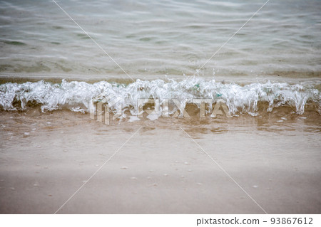 風景素材 美麗的沙灘和滾滾的海浪 93867612