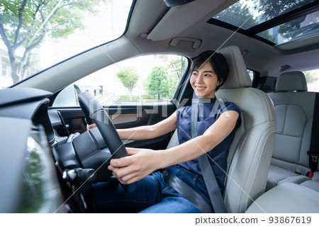 A woman driving a car 93867619
