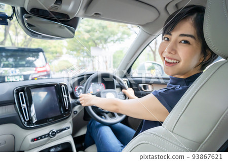 A woman driving a car 93867621