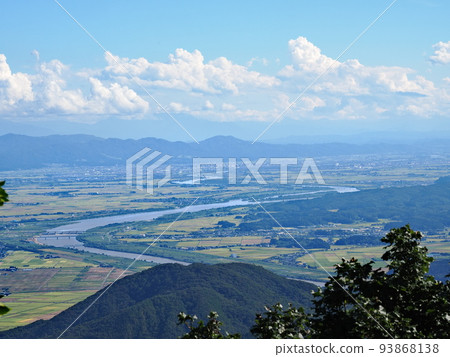 從彌彥山頂看到的越後平原和信濃川大津引水渠 93868138