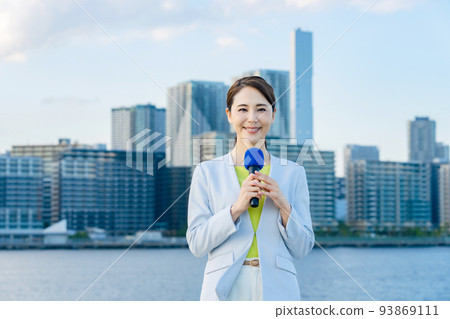 Female announcer standing in front of the city 93869111