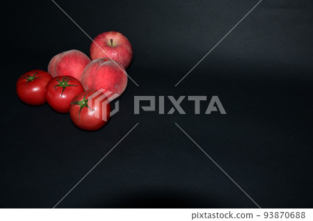 黑色背景中的蘋果、桃子和西紅柿 93870688