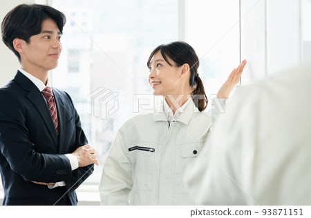 Businessmen having a meeting Businessmen having a meeting 93871151