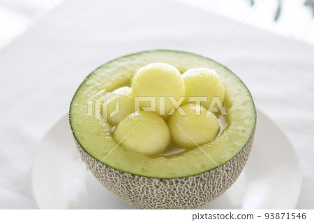 伯爵的甜瓜被掏空在一個皮革容器中 93871546