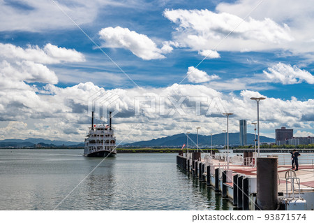 The tourist ship Michigan arriving at Otsu Port 93871574