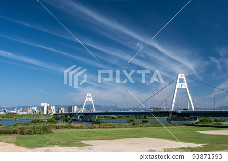 Toyosato Bridge over the Yodo River and streaky clouds in the sky Toyosato Bridge over the Yodo River and streaky clouds in the sky 93871593