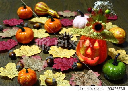 有草帽和落葉、橡子、南瓜和松果的南瓜燈籠 有草帽和落葉、橡子、南瓜和松果的南瓜燈籠 93872786