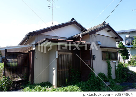 Unoccupied vacant house 93874864