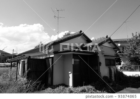 Unoccupied vacant house Unoccupied vacant house 93874865