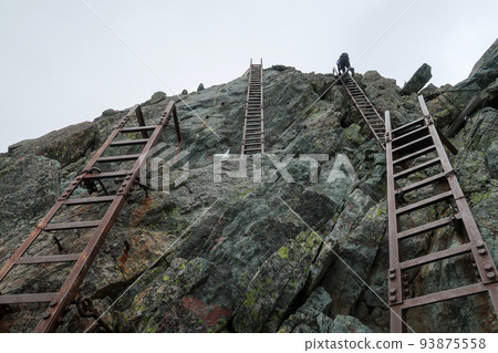 攀登日本100座名山之一的Yarigatake山梯子的登山者 93875558