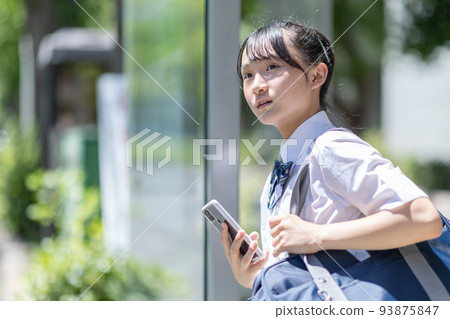 students waiting for the bus 93875847