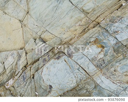 暴露在地面上的基底岩石的崎嶇岩石表面 93876098