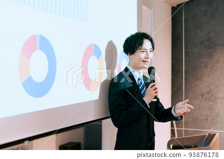 商人做演示、商業場景、投影儀 商人做演示、商業場景、投影儀 93876178