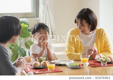 Family dining table, smiling family image Family dining table, smiling family image 93876901