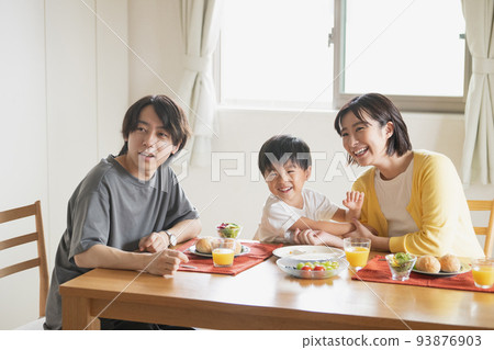 Family dining table, smiling family image Family dining table, smiling family image 93876903