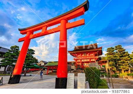 京都伏見區伏見稻荷大社第二鳥居門和塔門 京都伏見區伏見稻荷大社第二鳥居門和塔門 93877861
