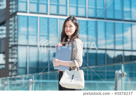 戶外女商人肖像 戶外女商人肖像 93878237