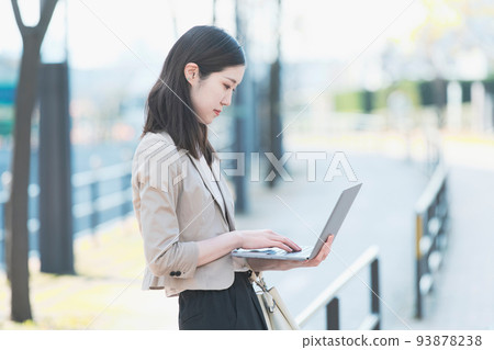 戶外女商人肖像 93878238
