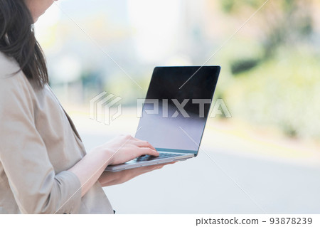 戶外女商人肖像 93878239