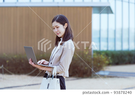 戶外女商人肖像 93878240