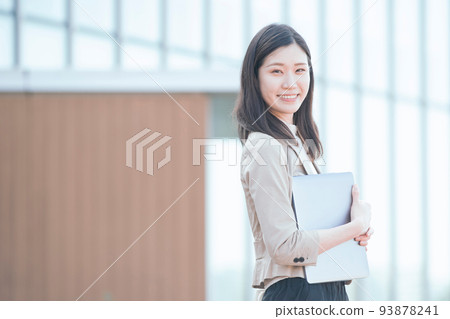 戶外女商人肖像 戶外女商人肖像 93878241