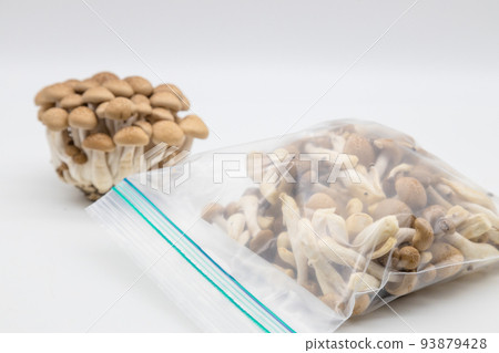 Small pieces of shimeji mushrooms for frozen storage 93879428