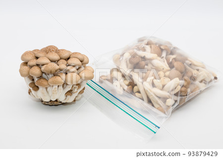 Small pieces of shimeji mushrooms for frozen storage Small pieces of shimeji mushrooms for frozen storage 93879429