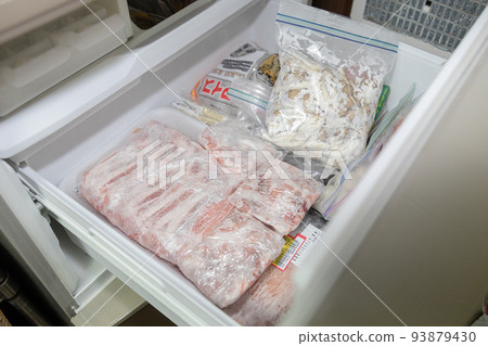 Shimeji mushrooms that have been subdivided for frozen storage Freezer 93879430