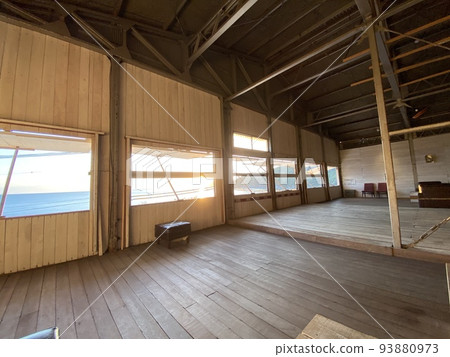 A cafe where you can see the sunset in a renovated warehouse in Arita City, Wakayama Prefecture A cafe where you can see the sunset in a renovated warehouse in Arita City, Wakayama Prefecture 93880973