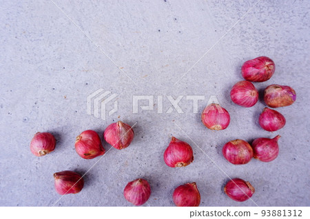 shallots on the cement texture background shallots on the cement texture background 93881312