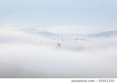 【北海道上富良野町】夢幻般的晨霧美景 93881350
