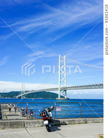 Akashi Kaikyo Bridge seen from Azur Maiko (Kobe City, Hyogo Prefecture) Akashi Kaikyo Bridge seen from Azur Maiko (Kobe City, Hyogo Prefecture) 93881418
