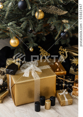 Home interior with decorated Christmas tree Home interior with decorated Christmas tree 93881447