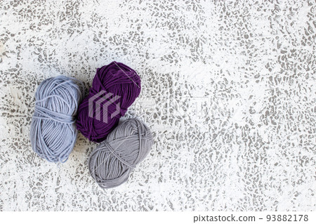 Gray and purple yarn on gray texture background with copy space 93882178