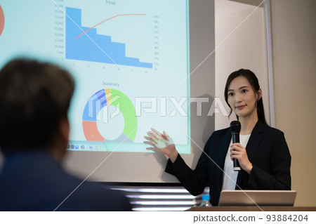 在研討會上對著麥克風講話的年輕女子 在研討會上對著麥克風講話的年輕女子 93884204