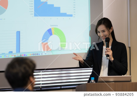 在研討會上對著麥克風講話的年輕女子 在研討會上對著麥克風講話的年輕女子 93884205