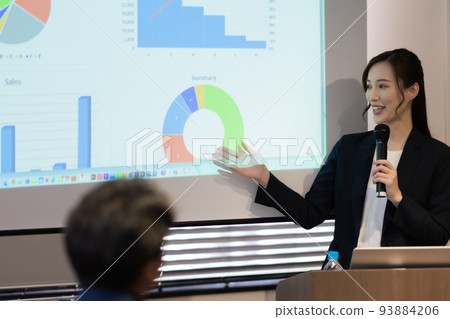 在研討會上對著麥克風講話的年輕女子 在研討會上對著麥克風講話的年輕女子 93884206